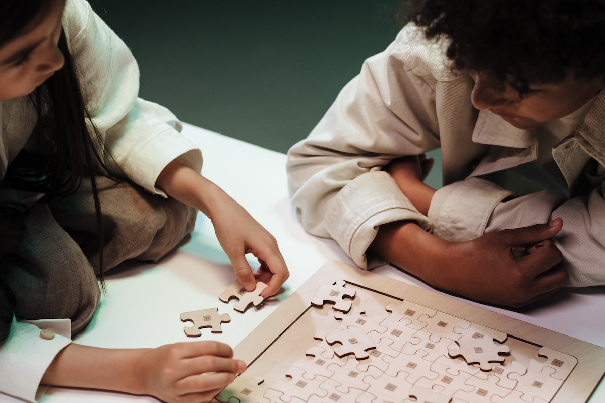 Copii care fac puzzle