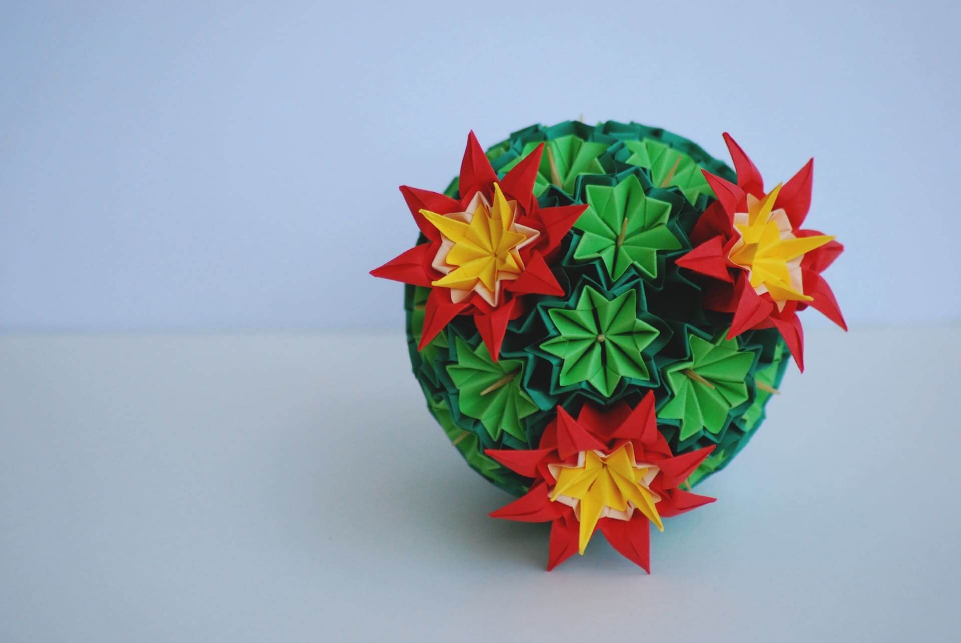 Aranjament cu flori origami