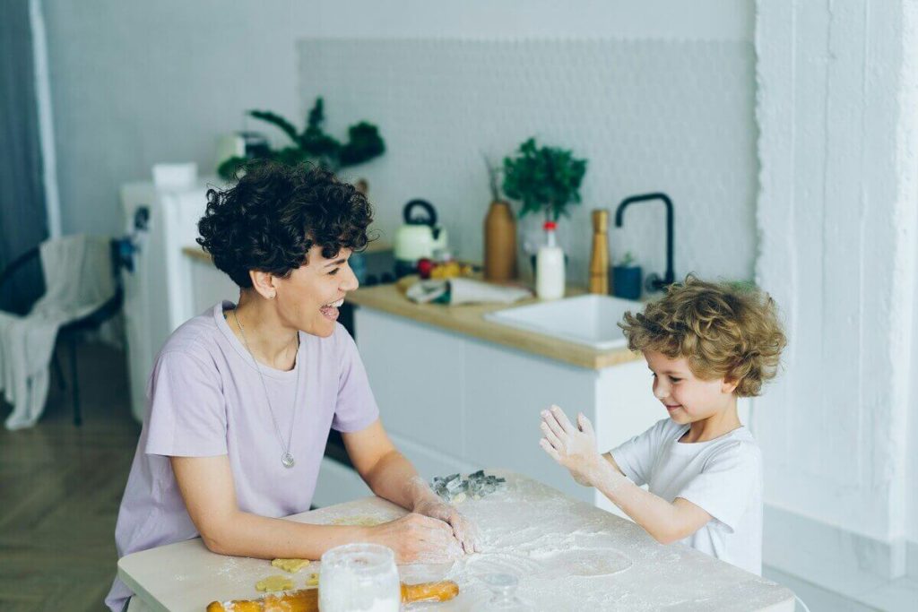 Mama si copil care gatesc